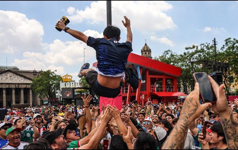 Aunque la marea amarilla se adueñó del FIFA Fan Fest, un puñado de aficionados japoneses también se hacía notar en el Centro tapatío. EL INFORMADOR/A. Navarro