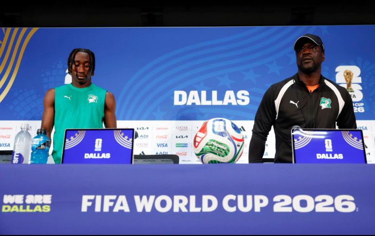 El seleccionador de Costa de Marfil, Emerse Faé, y el jugador Yan Diomande asisten a una rueda de prensa este lunes, en Dallas. EFE/ Mariscal