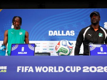 El seleccionador de Costa de Marfil, Emerse Faé, y el jugador Yan Diomande asisten a una rueda de prensa este lunes, en Dallas. EFE/ Mariscal