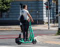 Las regulaciones para scooters y patines eléctricos varían según la velocidad y el peso de tu unidad. CANVA