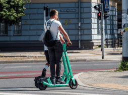 Las regulaciones para scooters y patines eléctricos varían según la velocidad y el peso de tu unidad. CANVA