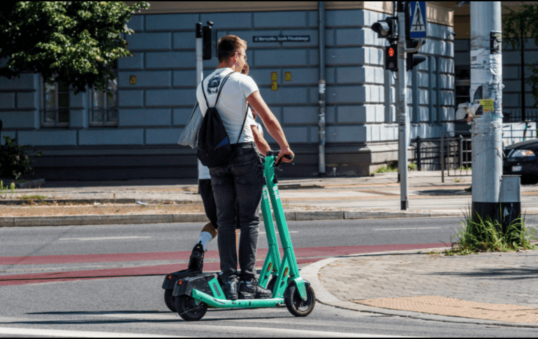 Las regulaciones para scooters y patines eléctricos varían según la velocidad y el peso de tu unidad. CANVA
