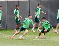 Entrenamiento de la selección mexicana previo al partido contra Ecuador. "Tenemos de todo, menos ansiedad o nerviosismo; al contrario", dijo el Vasco Aguirre. SUN/V. Rosas