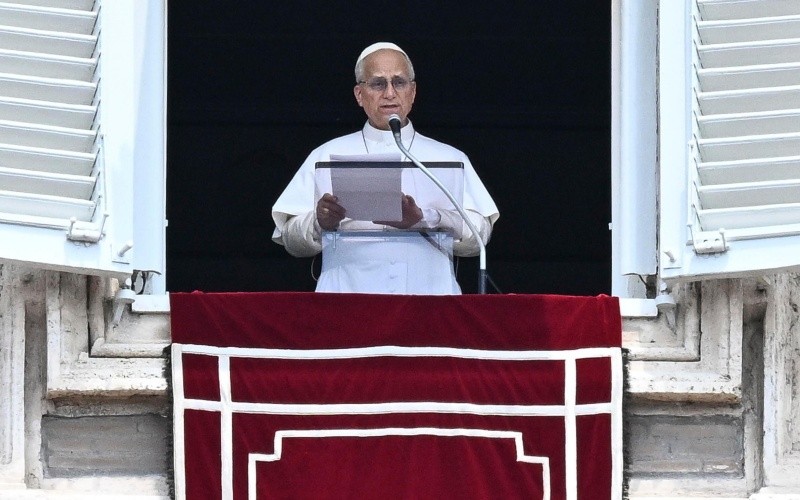 El papa León XIV advierte a la FSSPX sobre el riesgo de un cisma ante su inminente decisión de consagrar prelados sin mandato pontificio, reavivando tensiones históricas. EFE/R. Antimiani