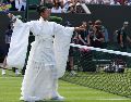 Naomi Osaka camina hacia el centro de la cancha vistiendo un kimono blanco antes de su partido de primera ronda ante la francesa Elsa Jacquemot. AP/M. Smiejkowska
