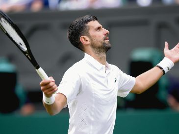 Novak Djokovic. El siete veces campeón del torneo respondió con su habitual temple para mantenerse en la competencia. EFE