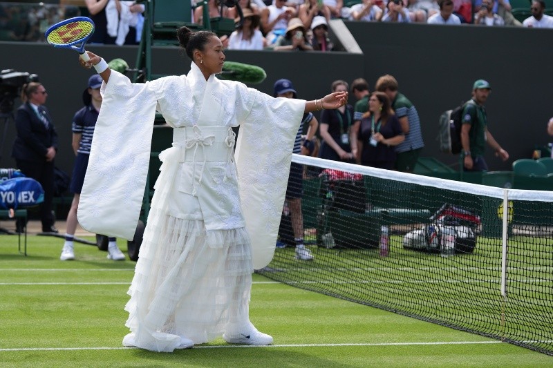 La japonesa Naomi Osaka camina hacia el centro de la cancha vistiendo un kimono blanco. AP / ARCHIVO 