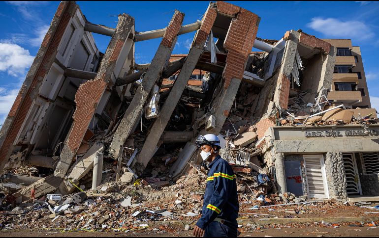 Un rescatista de Vietnam camina este martes frente a escombros de edificaciones destruidas en Catia La Mar, La Guaira, Venezuela. EFE/ M. Gutierrez