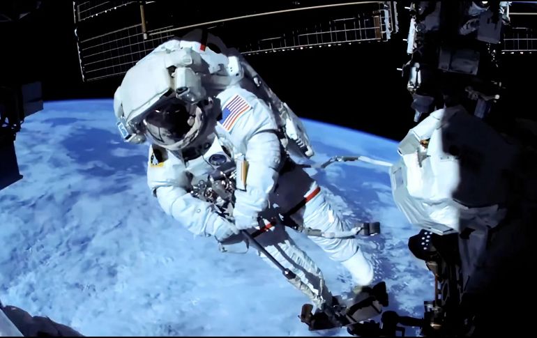 Williams y Meir salieron al exterior del laboratorio orbital a las 08:20 y dieron por concluido el paseo a las 15:40 horas. EFE / NASA
