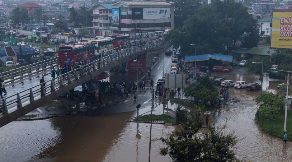 Edificios enteros y carreteras quedaron sumergidos en Acra, la capital de Ghana, lo que dejó desoladoras imágenes. EFE/F. Kporfor