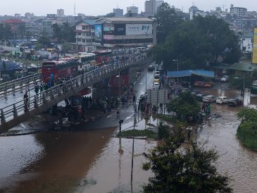 Edificios enteros y carreteras quedaron sumergidos en Acra, la capital de Ghana, lo que dejó desoladoras imágenes. EFE/F. Kporfor
