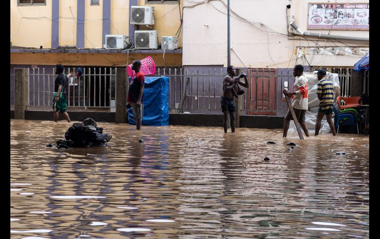 Edificios enteros y carreteras quedaron sumergidos en Acra, la capital de Ghana, lo que dejó desoladoras imágenes. EFE/F. Kporfor