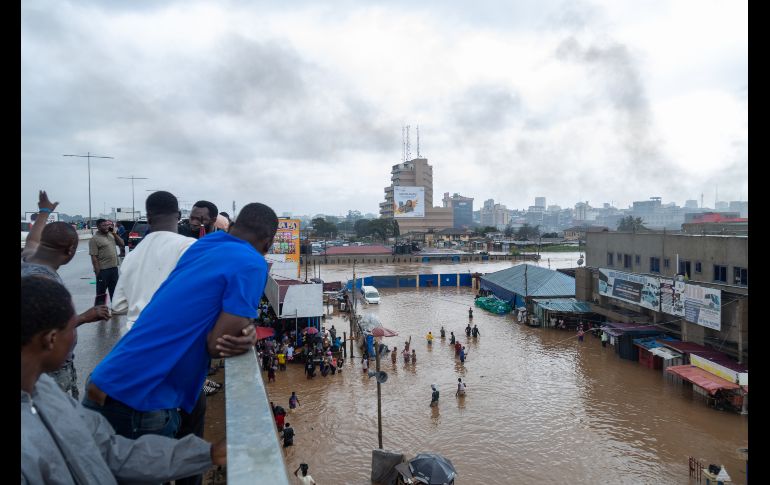 Edificios enteros y carreteras quedaron sumergidos en Acra, la capital de Ghana, lo que dejó desoladoras imágenes. EFE/F. Kporfor