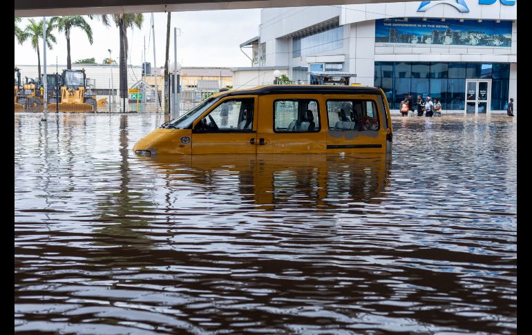 Edificios enteros y carreteras quedaron sumergidos en Acra, la capital de Ghana, lo que dejó desoladoras imágenes. EFE/F. Kporfor