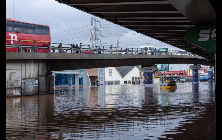Edificios enteros y carreteras quedaron sumergidos en Acra, la capital de Ghana, lo que dejó desoladoras imágenes. EFE/F. Kporfor