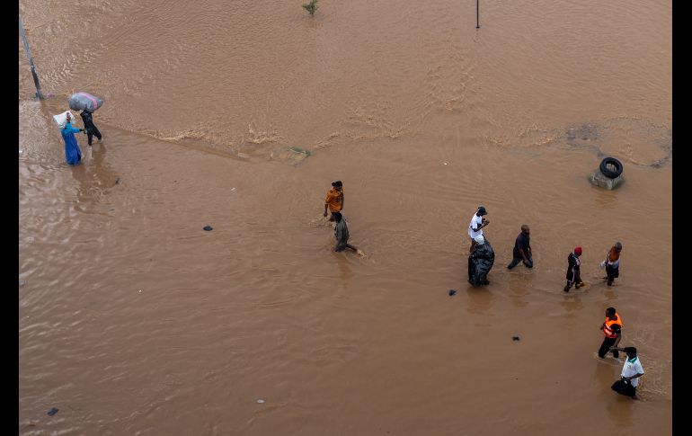 Edificios enteros y carreteras quedaron sumergidos en Acra, la capital de Ghana, lo que dejó desoladoras imágenes. EFE/F. Kporfor