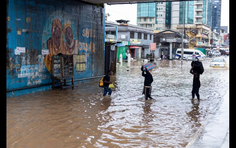 Edificios enteros y carreteras quedaron sumergidos en Acra, la capital de Ghana, lo que dejó desoladoras imágenes. EFE/F. Kporfor