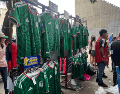 En los puestos y tianguis, la playera verde de la Selección Mexicana se agotó este martes. ESPECIAL