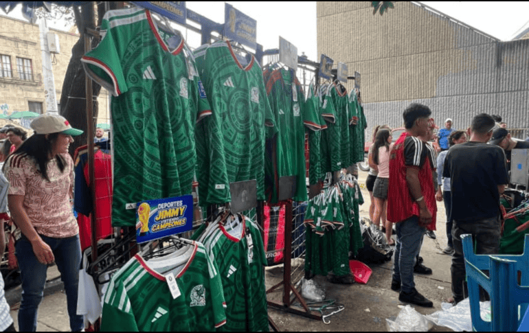 En los puestos y tianguis, la playera verde de la Selección Mexicana se agotó este martes. ESPECIAL