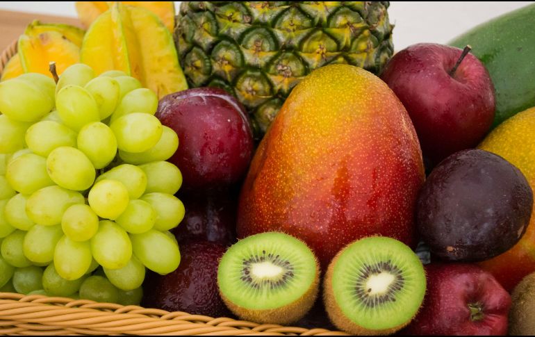 La rotación de estas frutas garantiza una ingesta diversa de nutrientes, fortaleciendo el sistema inmunológico y previniendo deficiencias nutricionales a largo plazo. UNSPLASH