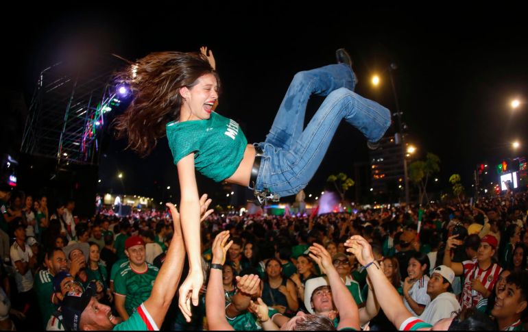 La capital jalisciense vivió una noche de emoción desbordada, con miles de seguidores entregados a un festejo que se extendió hasta la madrugada. EFE/F. Guasco