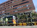 Personal medico y rescatistas realizan el rescate de Hernán Gil tras los terremotos de la semana pasada, este miercoles en Caracas, Venezuela. EFE/ M. Gutiérrez