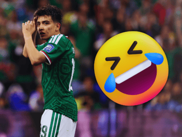 Gilberto Mora le tocó salir al campo acompañado de uno mucho más alto que él, algo que al salir en redes sociales desató risas. EFE / J. Méndez