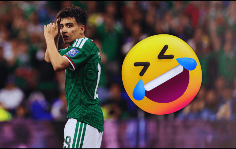 A Gilberto Mora le tocó salir al campo acompañado de un niño más alto que él, lo que desató risas al circular en redes sociales. EFE / J. Méndez