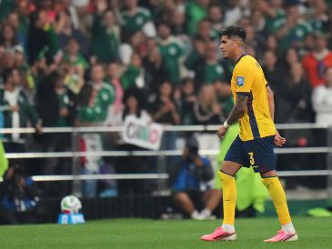 Cubrirse la boca durante una discusión ahora puede dejar a una selección con un jugador menos durante el partido. AP/E. Verdugo
