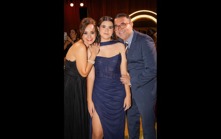 Carla de Pelayo, Marcela Pelayo y Esteban Pelayo. GENTE BIEN JALISCO / Graduación del Instituto Cumbres San Javier