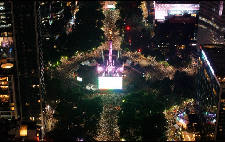 Un video de una mujer desmayada cerca del Ángel de la Independencia generó preocupación entre usuarios de redes sociales. EFE/ T. Perez