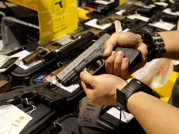 Las autoridades de California sostienen que la legislación no busca prohibir todas las pistolas sino impedir la venta de nuevos modelos cuyo diseño facilite su modificación ilegal. EFE / G. Cárdenas