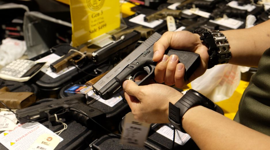 Las autoridades de California sostienen que la legislación no busca prohibir todas las pistolas sino impedir la venta de nuevos modelos cuyo diseño facilite su modificación ilegal. EFE / G. Cárdenas