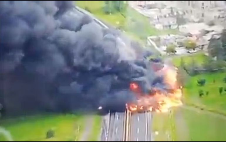 El fuego generó una densa columna de humo visible a varios kilómetros. ESPECIAL.