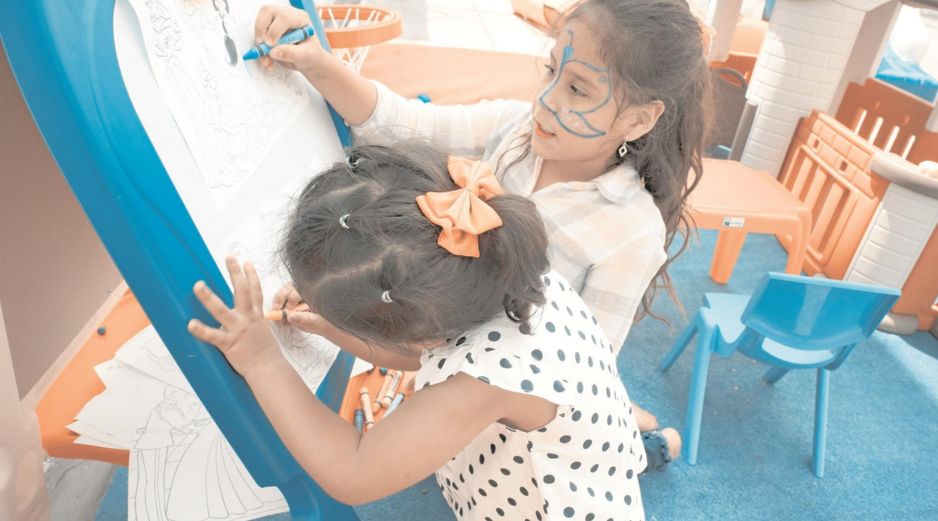 Las artes visuales invitan a las y los participantes a explorar su creatividad, experimentar con colores y técnicas, y expresar ideas e historias a través de la imagen. ESPECIAL