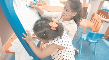 Las artes visuales invitan a las y los participantes a explorar su creatividad, experimentar con colores y técnicas, y expresar ideas e historias a través de la imagen. ESPECIAL