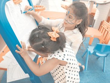 Las artes visuales invitan a las y los participantes a explorar su creatividad, experimentar con colores y técnicas, y expresar ideas e historias a través de la imagen. ESPECIAL