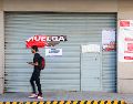 La vigilancia de las sucursales continúa, aunque el desgaste económico ha obligado a los trabajadores a modificar su dinámica cotidiana. EL INFORMADOR/A. Navarro
