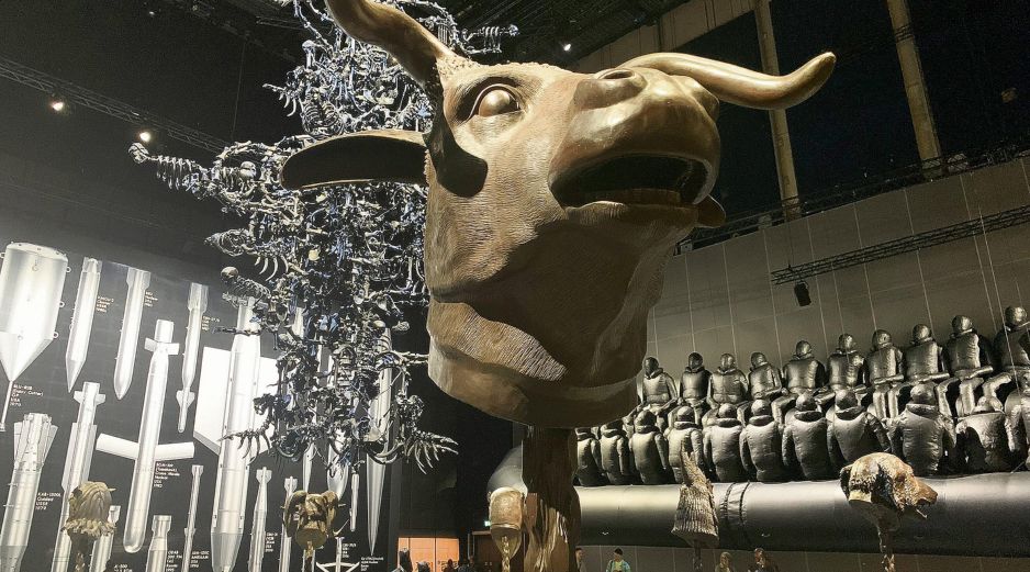 Ai Weiwei reúne en “Button Up!” algunas de sus piezas más emblemáticas y nuevas creaciones realizadas especialmente para esta exposición en Mánchester. EFE