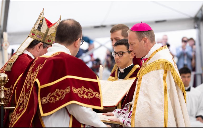 Momento de la consagración de obispos sin permiso papal realizada ayer por la FSSPX. X/FSSPXFR