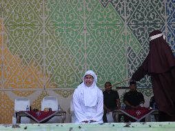 Una mujer de Aceh reacciona a los azotes durante un castigo público por violar la ley islámica en Banda Aceh, Indonesia, el 2 de julio de 2026; el Tribunal de la Sharía y la Fiscalía de Banda Aceh castigaron a los infractores con entre 10 y 30 azotes, incluyendo a una pareja que fue sorprendida besándose en directo en la plataforma TikTok. EFE/H. SIMANJUNTAK