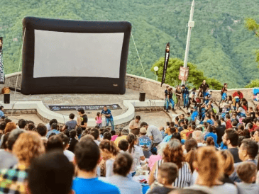 Ver una película al aire libre, recostado sobre el pasto y bajo el cielo estrellado, es una experiencia que se puede disfrutar en Guadalajara. FACEBOOK / Cinema Live Guadalajara