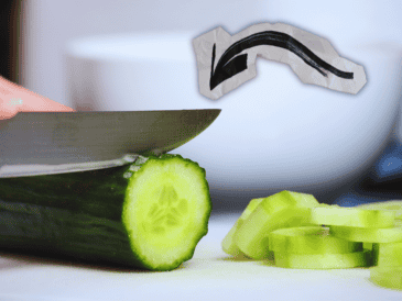 Dedicar unos segundos a retirar las puntas del pepino transforma por completo la calidad del platillo final. ESPECIAL / CANVA