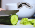 Dedicar unos segundos a retirar las puntas del pepino transforma por completo la calidad del platillo final. ESPECIAL / CANVA