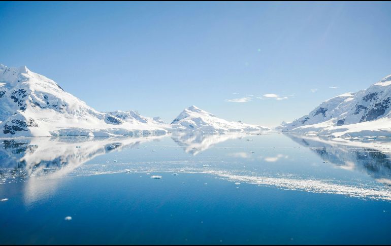 Actualmente, la capa de hielo de la Antártida Oriental es la más grande de la Tierra y almacena suficiente agua congelada como para elevar el nivel del mar a nivel mundial en unos 52 metros si se derritiera por completo. Unsplash