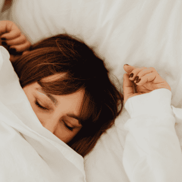 La tendencia a evitar las salidas de fin de semana se asocia directamente con una búsqueda de bienestar emocional. ESPECIAL/Canva