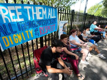 Un hombre espera noticias de su esposa, quien es de Cuba y tiene una cita en la oficina local del ICE de Estados Unidos en Miramar, Florida. AP/L. Sladky