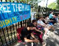 Un hombre espera noticias de su esposa, quien es de Cuba y tiene una cita en la oficina local del ICE de Estados Unidos en Miramar, Florida. AP/L. Sladky