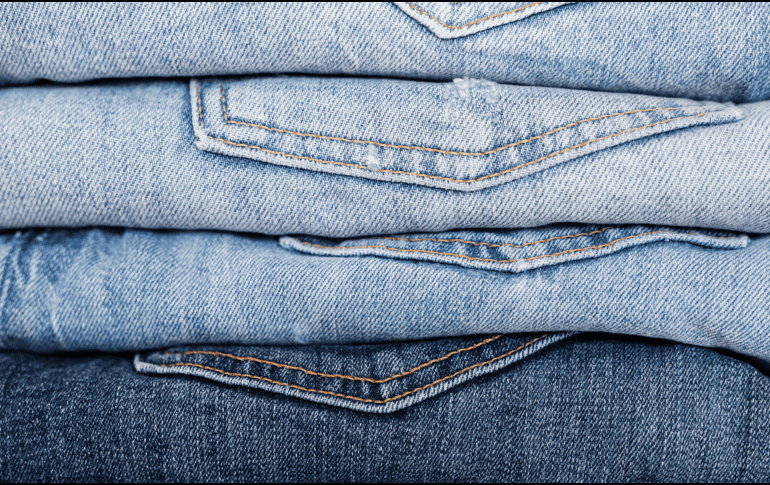 De acuerdo con la información de la revista del consumidor del mes de Julio, la Profeco reveló los jeans que no se decoloran. CANVA