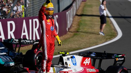 El inglés Lewis Hamilton (Ferrari) saldrá primero en la carrera sprint del Gran Premio de Gran Bretaña 2026. AP / D. Bandic